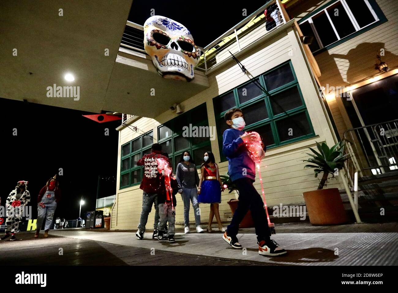 Los Angeles, États-Unis. 1er novembre 2020. Les gens portant des costumes célèbrent Halloween sur la jetée de Santa Monica dans le comté de Los Angeles, Californie, États-Unis, le 31 octobre 2020. Avec des trucs ou des traitements de porte à porte non recommandés en raison de la COVID-19, les responsables de la santé publique ont rappelé au public qu'il est important de porter correctement des couvre-visage lorsqu'ils célèbrent Halloween. Credit: Xinhua/Alay Live News Banque D'Images
