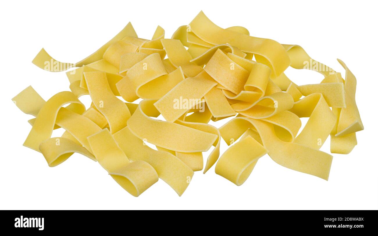 Larges nouilles de pâtes aux œufs non cuites sur pile. Gros plan de lamelles de tagliatelles plates laminées crues de pâte de farine de blé. Aliments de base. Cuisine italienne ou asiatique. Banque D'Images