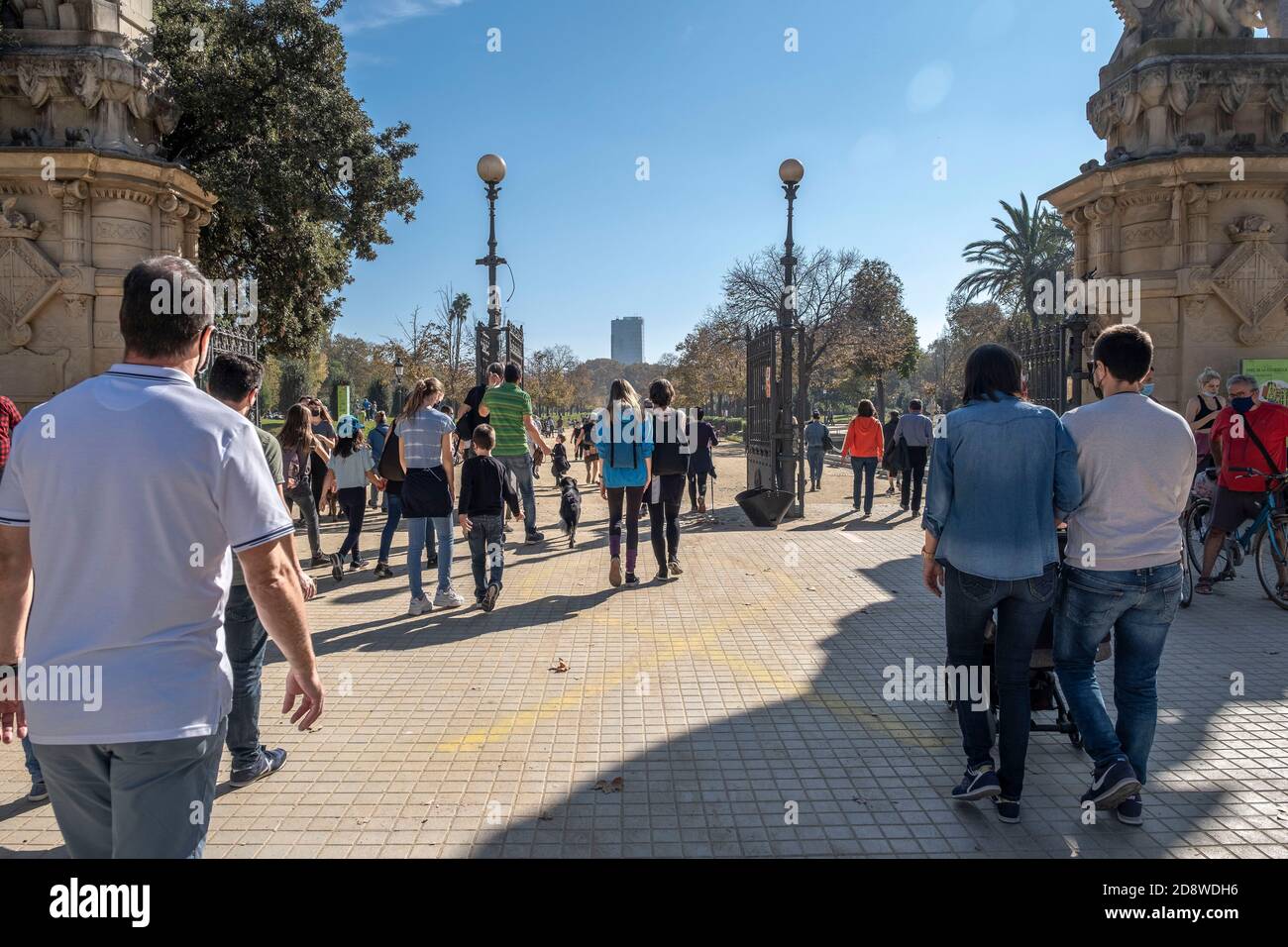 Un grand groupe de personnes est vu entrer dans le parc de Ciutadella à Barcelone.la deuxième vague d'infections de Covid19 a causé des limites de périmètre par les municipalités et les provinces de Catalogne. Les parcs publics, les musées et les plages sont aujourd'hui les seuls espaces ouverts où passer du temps libre. Malgré cela, la Garde urbaine de Barcelone a dû intervenir pour interdire le volley-ball sur les plages. Seule la pratique du sport individuel est autorisée. Banque D'Images