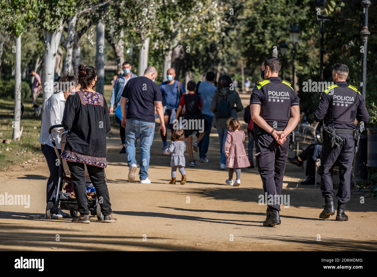 Des policiers patrouillent dans le parc de la Ciutadella.la deuxième vague d'infections à Covid19 a causé des limites de périmètre par les municipalités et les provinces de Catalogne. Les parcs publics, les musées et les plages sont aujourd'hui les seuls espaces ouverts où passer du temps libre. Malgré cela, la Garde urbaine de Barcelone a dû intervenir pour interdire le volley-ball sur les plages. Seule la pratique du sport individuel est autorisée. Banque D'Images