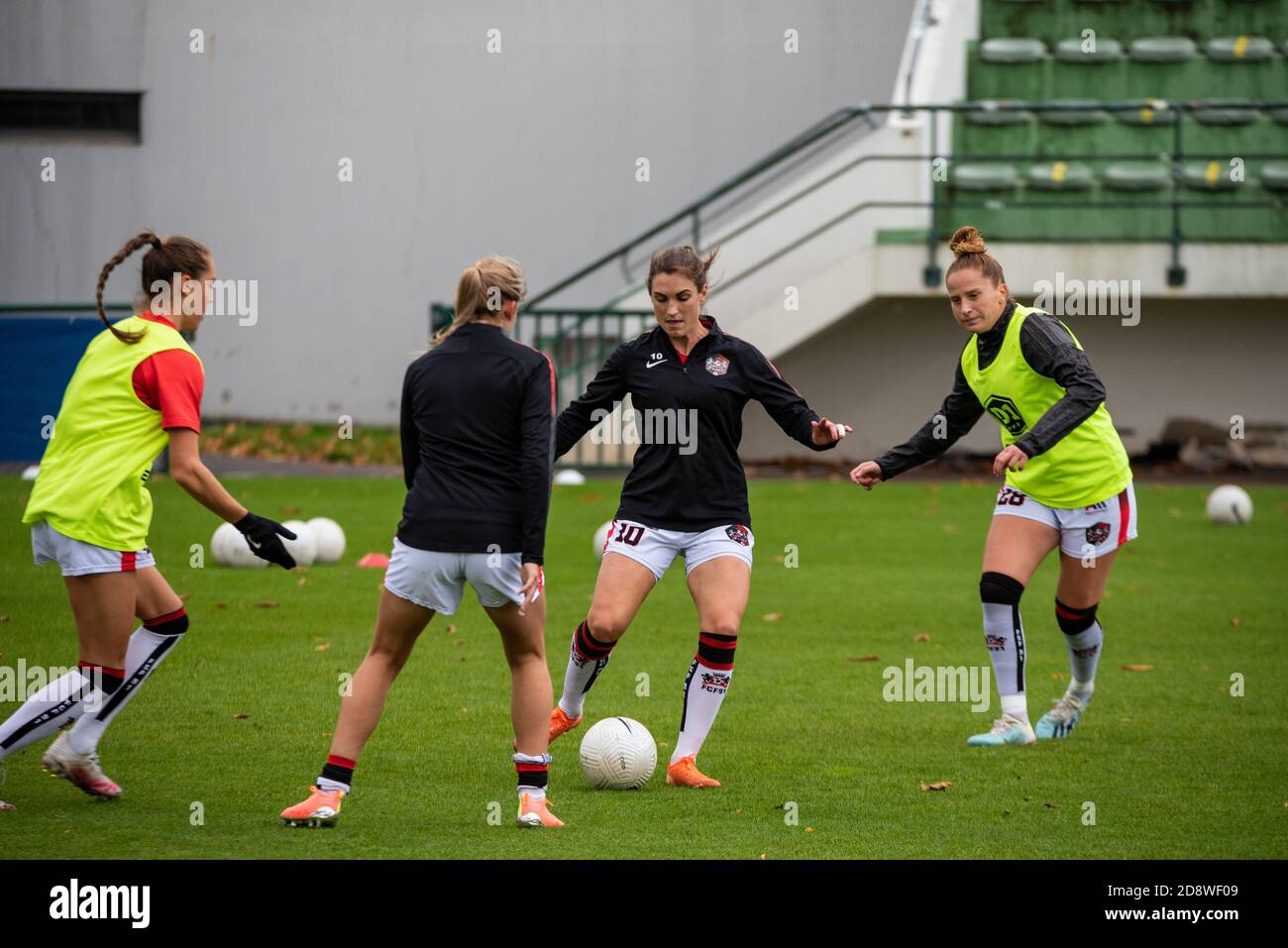 Lea le Garrec du FC Fleury et Marine Haupais du FC Fleury se réchauffent avec leurs coéquipiers avant le match de football féminin D1 Arkema entre Paris Saint-Germain et le FC Fleury 91 le 1er novembre 2020 au stade Georges LEF.vre à Saint-Germain-en-Laye, France - photo Antoine Massinon / A2M Sport Consulting / DPPI crédit: LM/DPPI/Antoine Massinon/Alamy Live News Banque D'Images