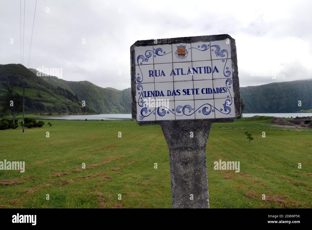 Un panneau de rue en béton et céramique dans le village caldera de Sete Cidades sur l'île de Säo Miguel dans les Açores fait référence à la légende de l'Atlantide. Banque D'Images