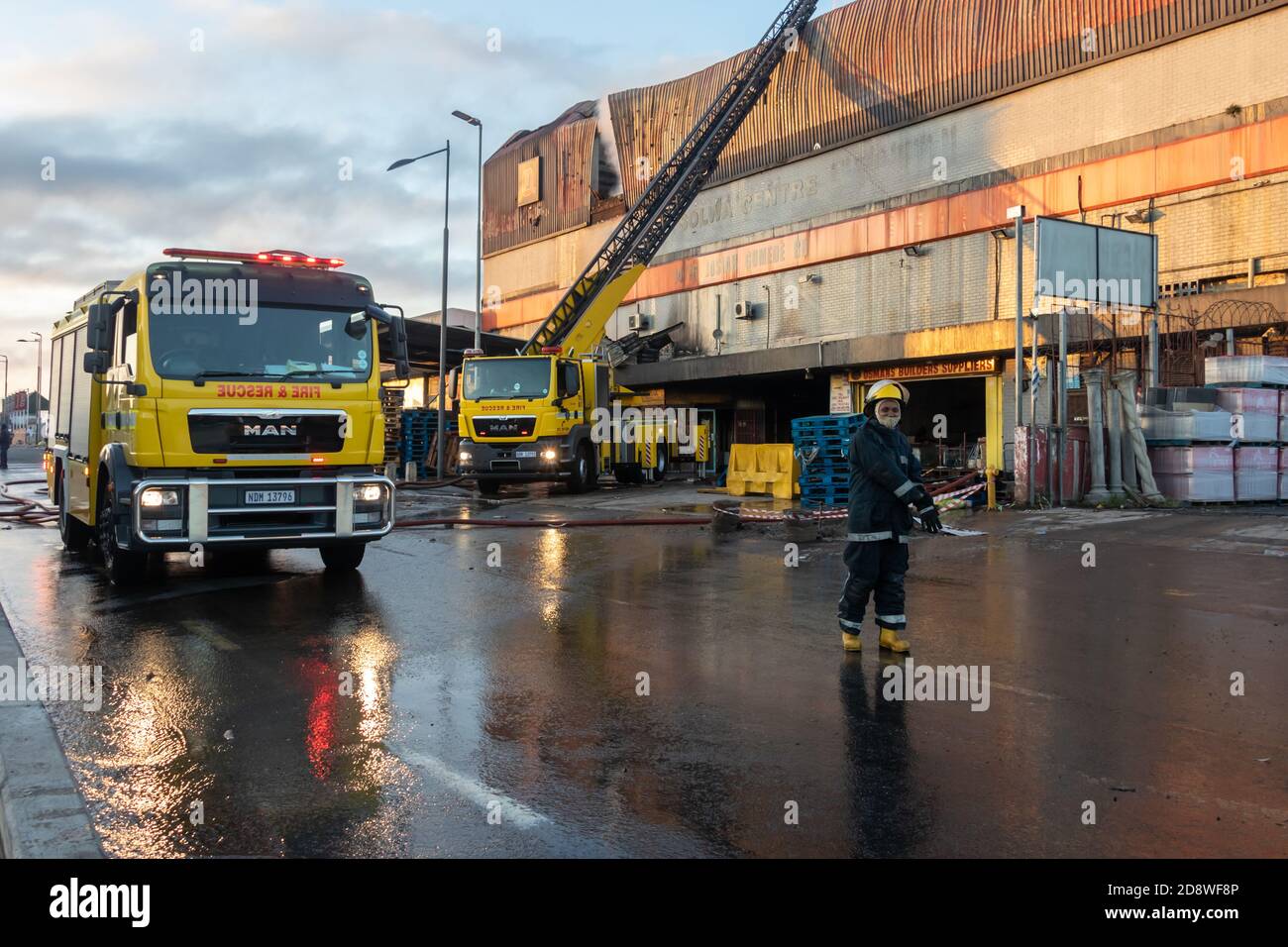 Durban, AFRIQUE DU SUD - 03 mai 2020 des pompiers de Fire & Rescue se sont battus le matin contre un incendie dans un bâtiment à l'aide d'un tuyau d'eau. Banque D'Images