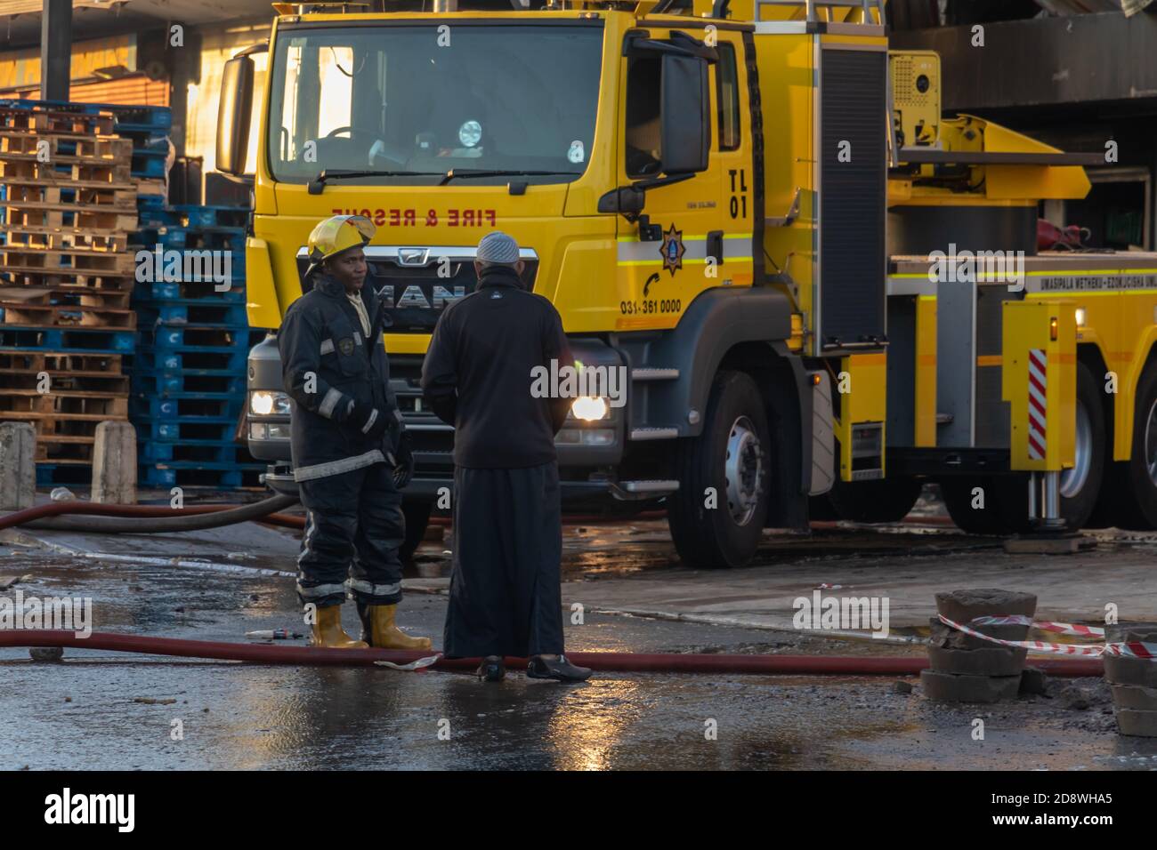 Durban, AFRIQUE DU SUD - 03 mai 2020 des pompiers de Fire & Rescue se sont battus le matin contre un incendie dans un bâtiment à l'aide d'un tuyau d'eau. Banque D'Images