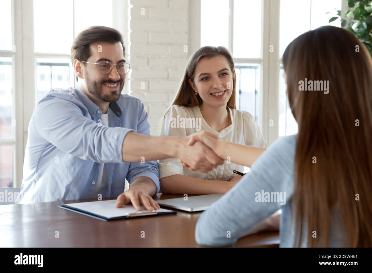 RH homme et femme saluant le nouveau membre de l'équipe avec une poignée de main Banque D'Images