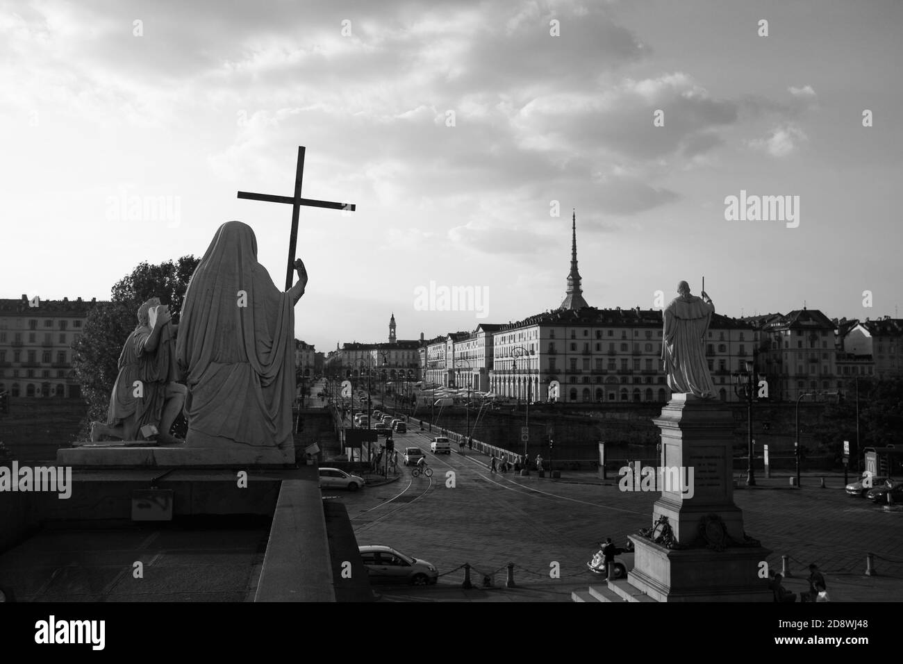Statue de la Grande mère à la ville de Turin avec Mole Antonelliana en arrière-plan. Noir et blanc, Turin, Piémont, Italie. Banque D'Images