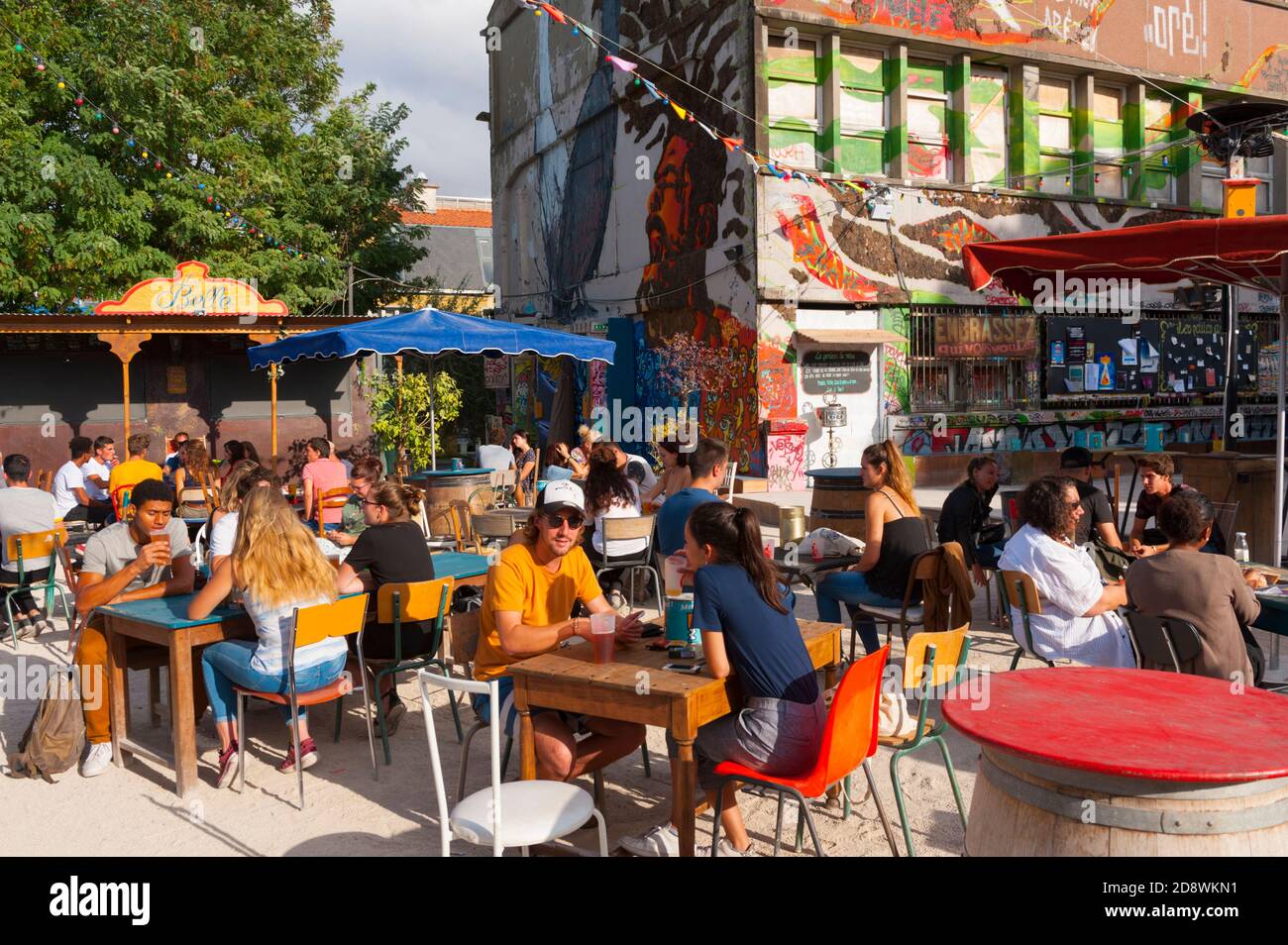 France, Charente-Maritime (17), la Rochelle, le quartier du Gabut, ancien port de terre en friche transformé en art de rue, café en plein air appelé Guingette la Belle du Gab Banque D'Images
