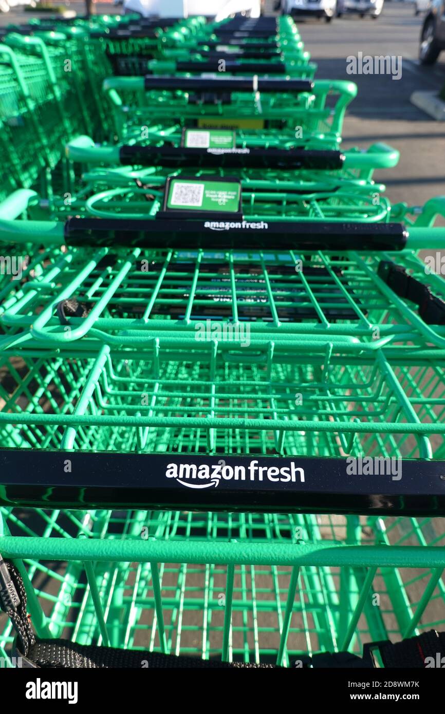 Affiche Amazon Fresh sur les chariots dans le parking Dans leur nouvelle épicerie intelligente à Irvine en Californie Banque D'Images