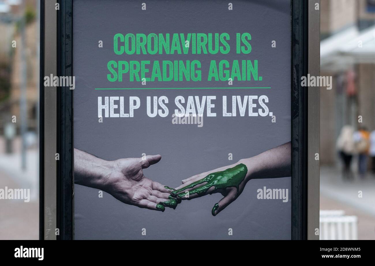 Le coronavirus se propage de nouveau nous aider à sauver des vies signe par le gouvernement écossais en octobre 2020 pendant la deuxième vague, Airdrie, Écosse, Royaume-Uni Banque D'Images
