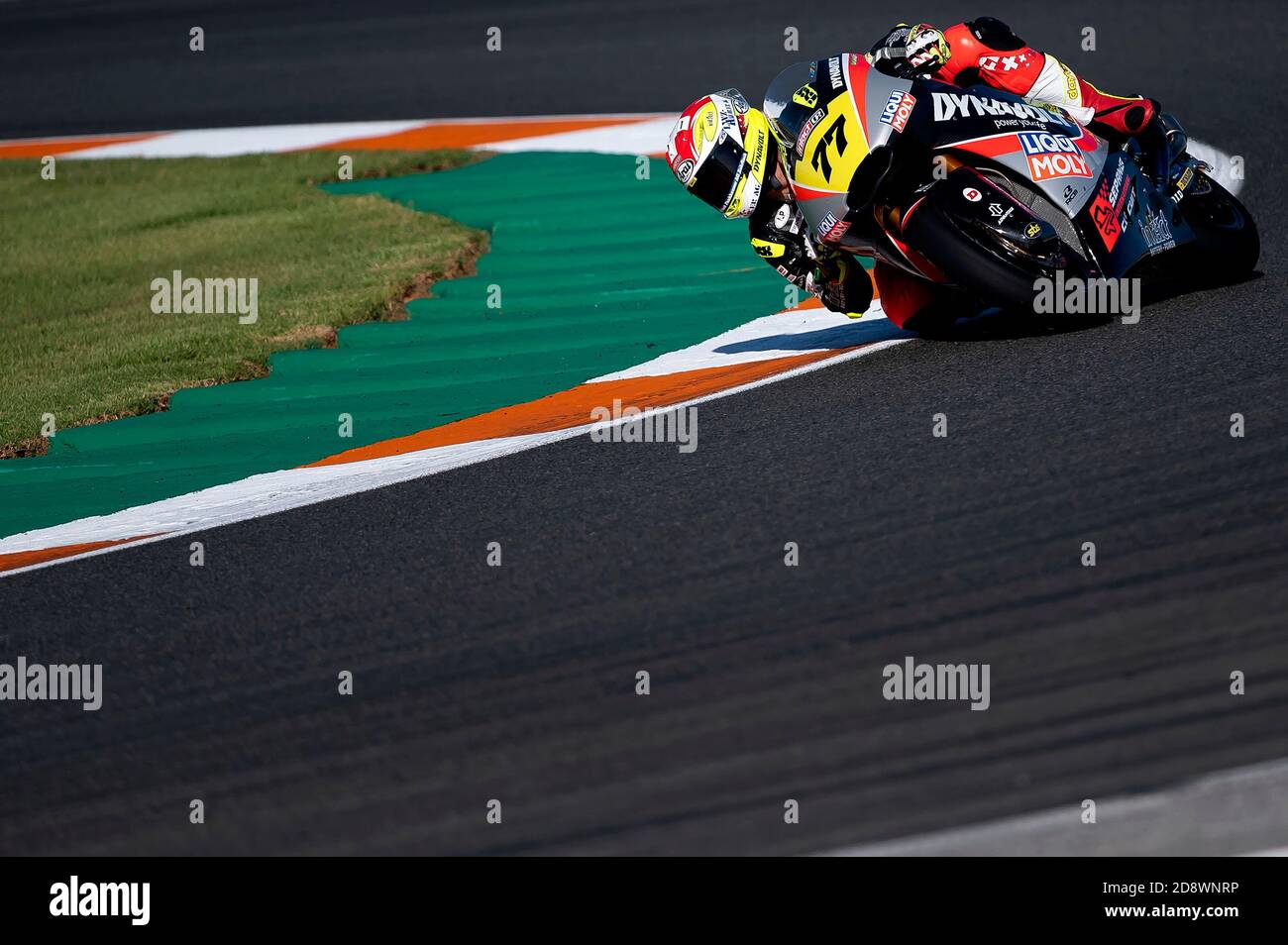 Cheste, Espagne. 01 novembre 2020 : Dominique Aegerter (77) de Suisse pendant la course Moto2 FIM CEV au circuit Ricardo Tormo le 01 novembre 2020 à Cheste, Espagne. Crédit: Sofia Rufian/Alfa Images/Alay Live News Banque D'Images