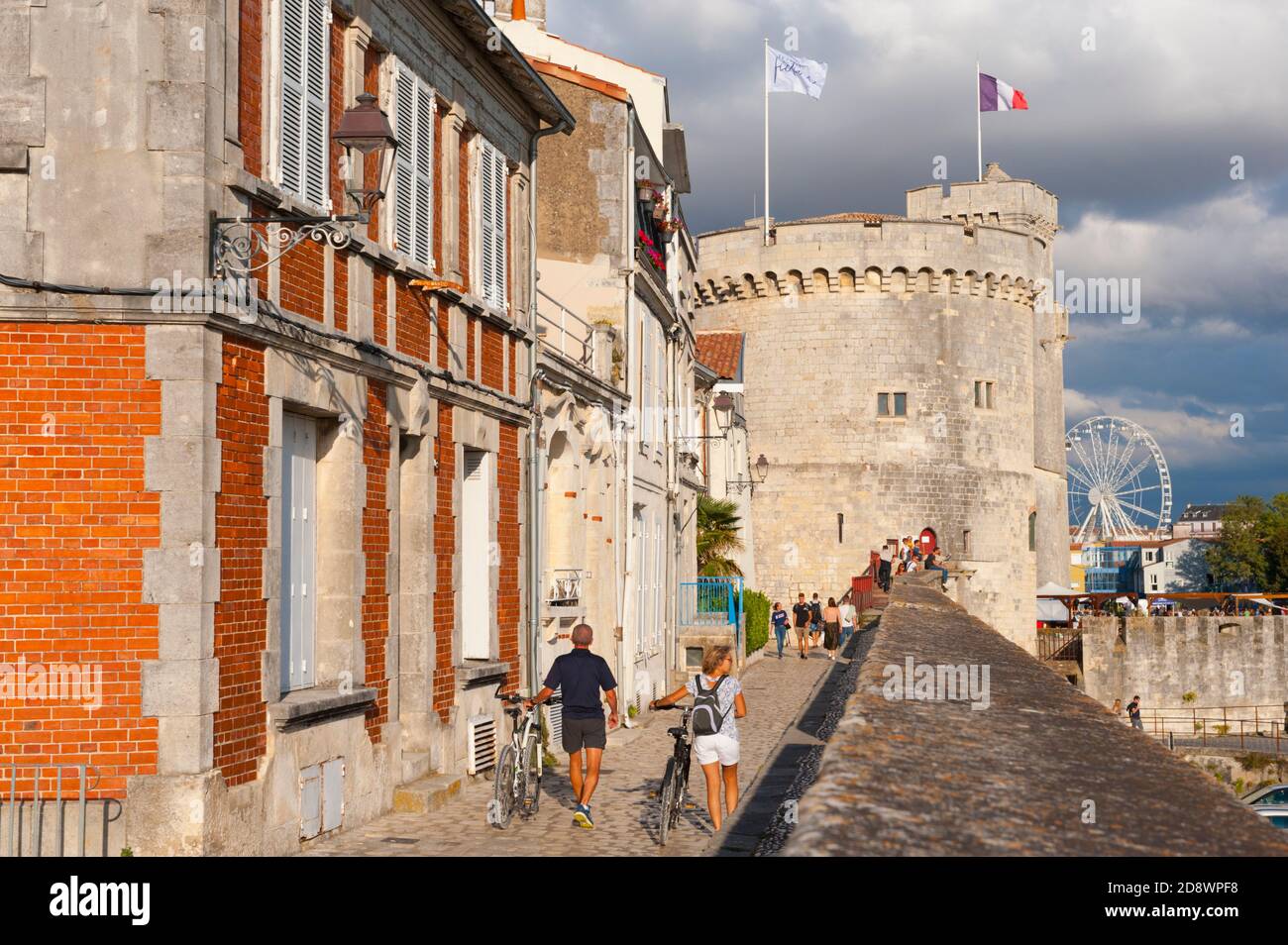 France, Charente-Maritime (17), la Rochelle, rue sur les murs, remparts et tour de la chaîne Banque D'Images
