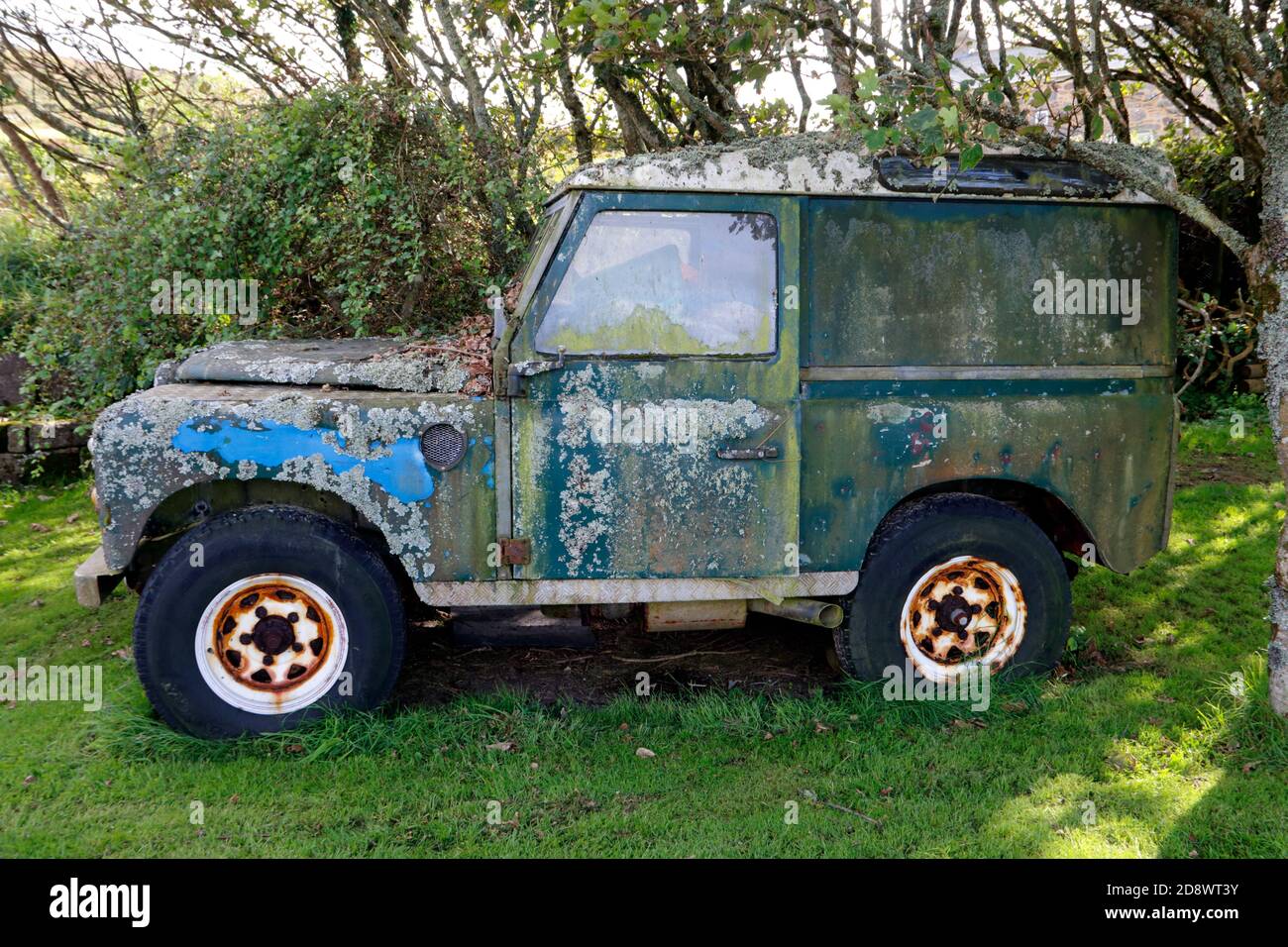 Lichen poussant sur un ancien Land Rover abandonné à Bosigran, Cornwall, Royaume-Uni Banque D'Images