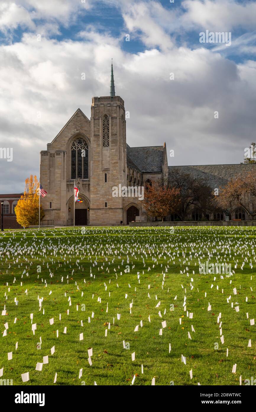 Grosse Pointe Farms, Michigan, États-Unis. 1er novembre 2020. Des drapeaux blancs sont affichés sur la pelouse de l'église Christ épiscopale le jour de la Toussaint pour pleurer les 3,000 personnes qui sont mortes de Covid-19 dans le comté de Wayne. Crédit : Jim West/Alay Live News Banque D'Images