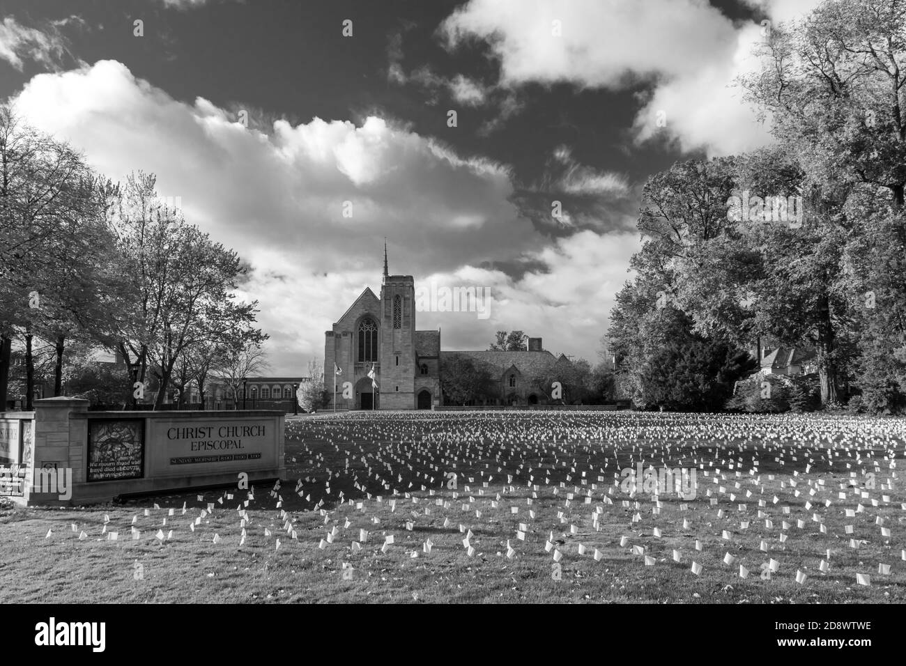 Grosse Pointe Farms, Michigan, États-Unis. 1er novembre 2020. Des drapeaux blancs sont affichés sur la pelouse de l'église Christ épiscopale le jour de la Toussaint pour pleurer les 3,000 personnes qui sont mortes de Covid-19 dans le comté de Wayne. Crédit : Jim West/Alay Live News Banque D'Images