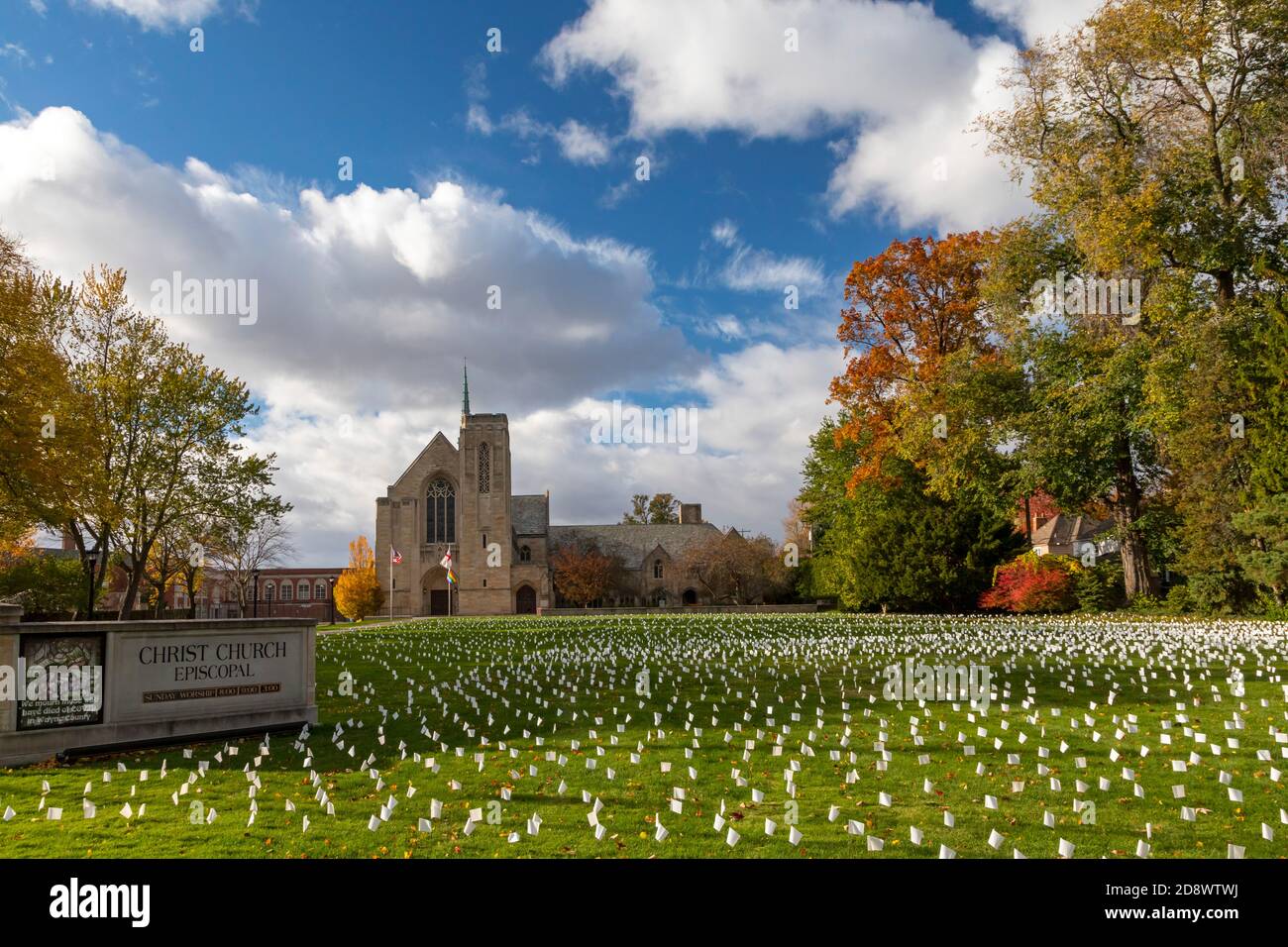 Grosse Pointe Farms, Michigan, États-Unis. 1er novembre 2020. Des drapeaux blancs sont affichés sur la pelouse de l'église Christ épiscopale le jour de la Toussaint pour pleurer les 3,000 personnes qui sont mortes de Covid-19 dans le comté de Wayne. Crédit : Jim West/Alay Live News Banque D'Images