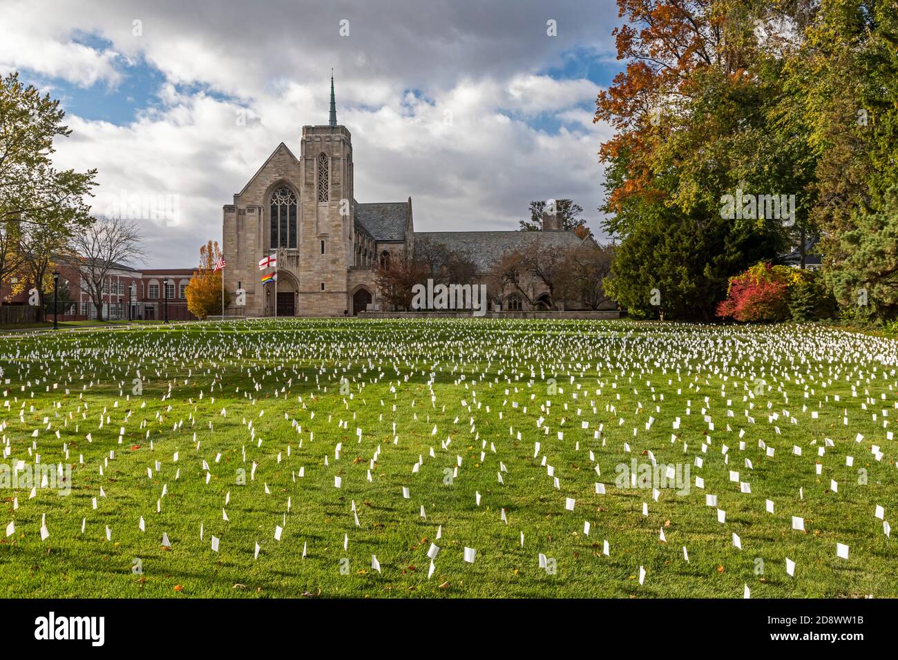 Grosse Pointe Farms, Michigan, États-Unis. 1er novembre 2020. Des drapeaux blancs sont affichés sur la pelouse de l'église Christ épiscopale le jour de la Toussaint pour pleurer les 3,000 personnes qui sont mortes de Covid-19 dans le comté de Wayne. Crédit : Jim West/Alay Live News Banque D'Images