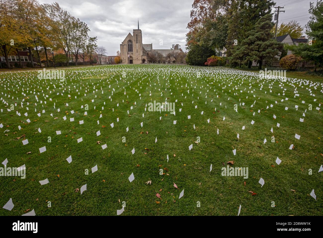 Grosse Pointe Farms, Michigan, États-Unis. 1er novembre 2020. Des drapeaux blancs sont affichés sur la pelouse de l'église Christ épiscopale le jour de la Toussaint pour pleurer les 3,000 personnes qui sont mortes de Covid-19 dans le comté de Wayne. Crédit : Jim West/Alay Live News Banque D'Images