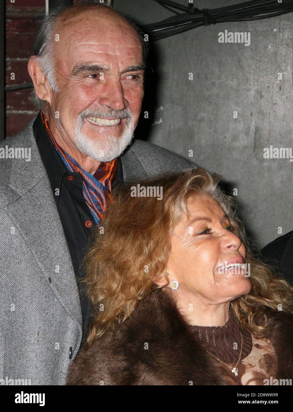 Sean Connery et sa femme Micheline Roquebrune-Connery visitent les coulisses après la représentation de Harold Pintor « The Homecoming » au Cort Theatre de New York le 8 mars 2008. Crédit photo : Henry McGee/MediaPunch Banque D'Images