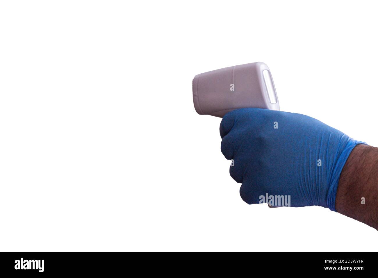 Thermomètre indicateur de température corporelle sous forme de non-contact Écran LCD pistolet dans une main avec un latex bleu gant sur fond blanc Banque D'Images
