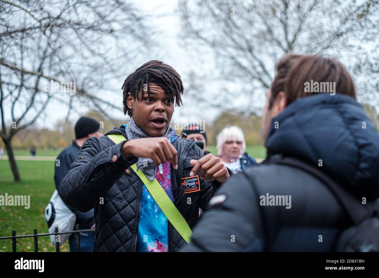 Tommy Robinson apparaît à l'hebdomadaire Speakers Corner à Hyde Park pour parler avec Hatun Tash après qu'elle ait été attaquée le mois dernier par un passant inconnu. Banque D'Images
