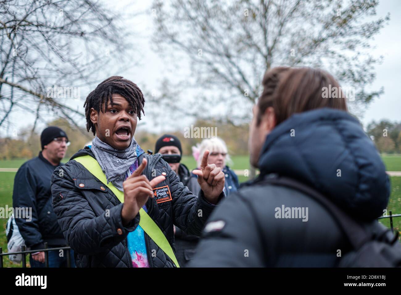 Tommy Robinson apparaît à l'hebdomadaire Speakers Corner à Hyde Park pour parler avec Hatun Tash après qu'elle ait été attaquée le mois dernier par un passant inconnu. Banque D'Images