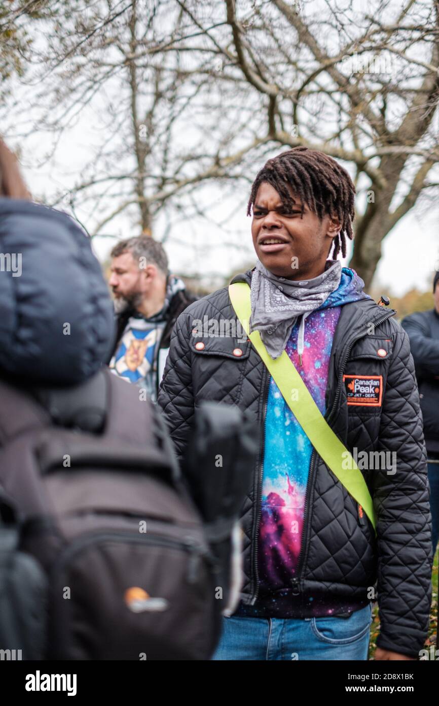 Tommy Robinson apparaît à l'hebdomadaire Speakers Corner à Hyde Park pour parler avec Hatun Tash après qu'elle ait été attaquée le mois dernier par un passant inconnu. Banque D'Images