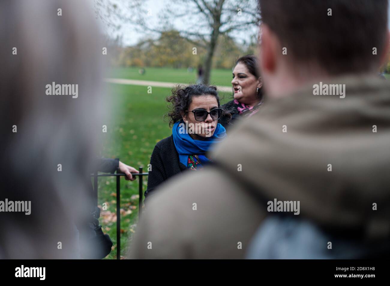 Tommy Robinson apparaît à l'hebdomadaire Speakers Corner à Hyde Park pour parler avec Hatun Tash après qu'elle ait été attaquée le mois dernier par un passant inconnu. Banque D'Images
