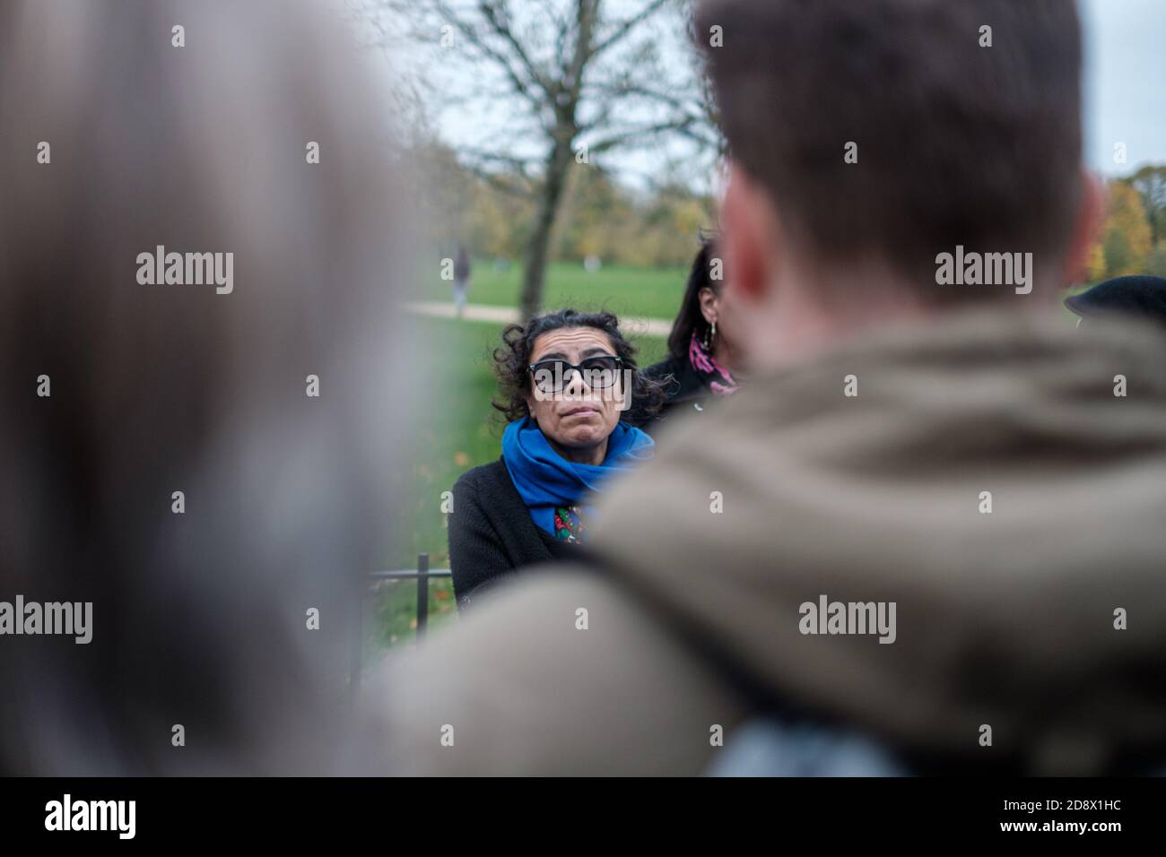 Tommy Robinson apparaît à l'hebdomadaire Speakers Corner à Hyde Park pour parler avec Hatun Tash après qu'elle ait été attaquée le mois dernier par un passant inconnu. Banque D'Images
