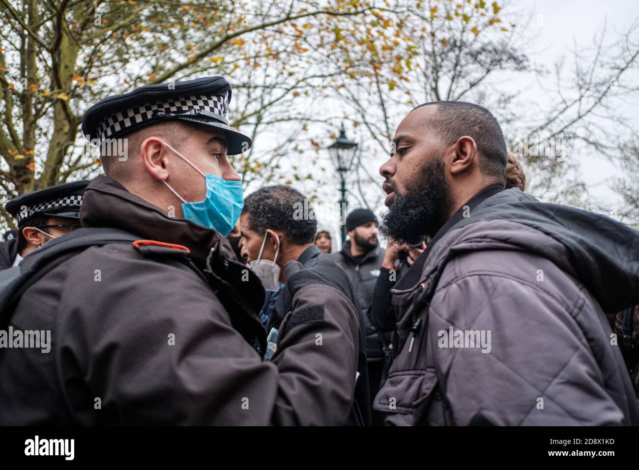 Tommy Robinson apparaît à l'hebdomadaire Speakers Corner à Hyde Park pour parler avec Hatun Tash après qu'elle ait été attaquée le mois dernier par un passant inconnu. Banque D'Images