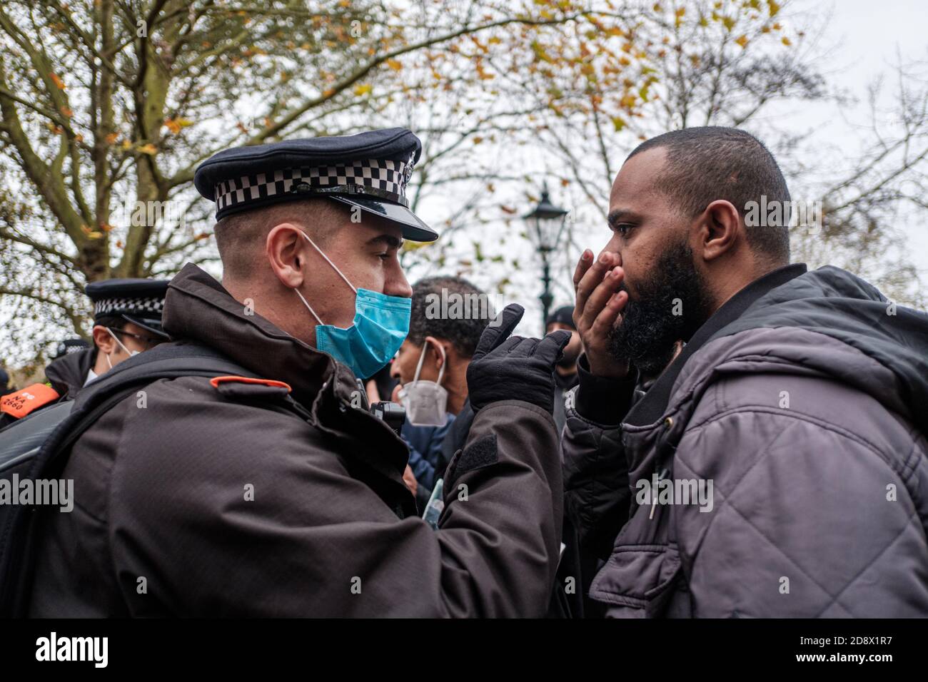 Tommy Robinson apparaît à l'hebdomadaire Speakers Corner à Hyde Park pour parler avec Hatun Tash après qu'elle ait été attaquée le mois dernier par un passant inconnu. Banque D'Images