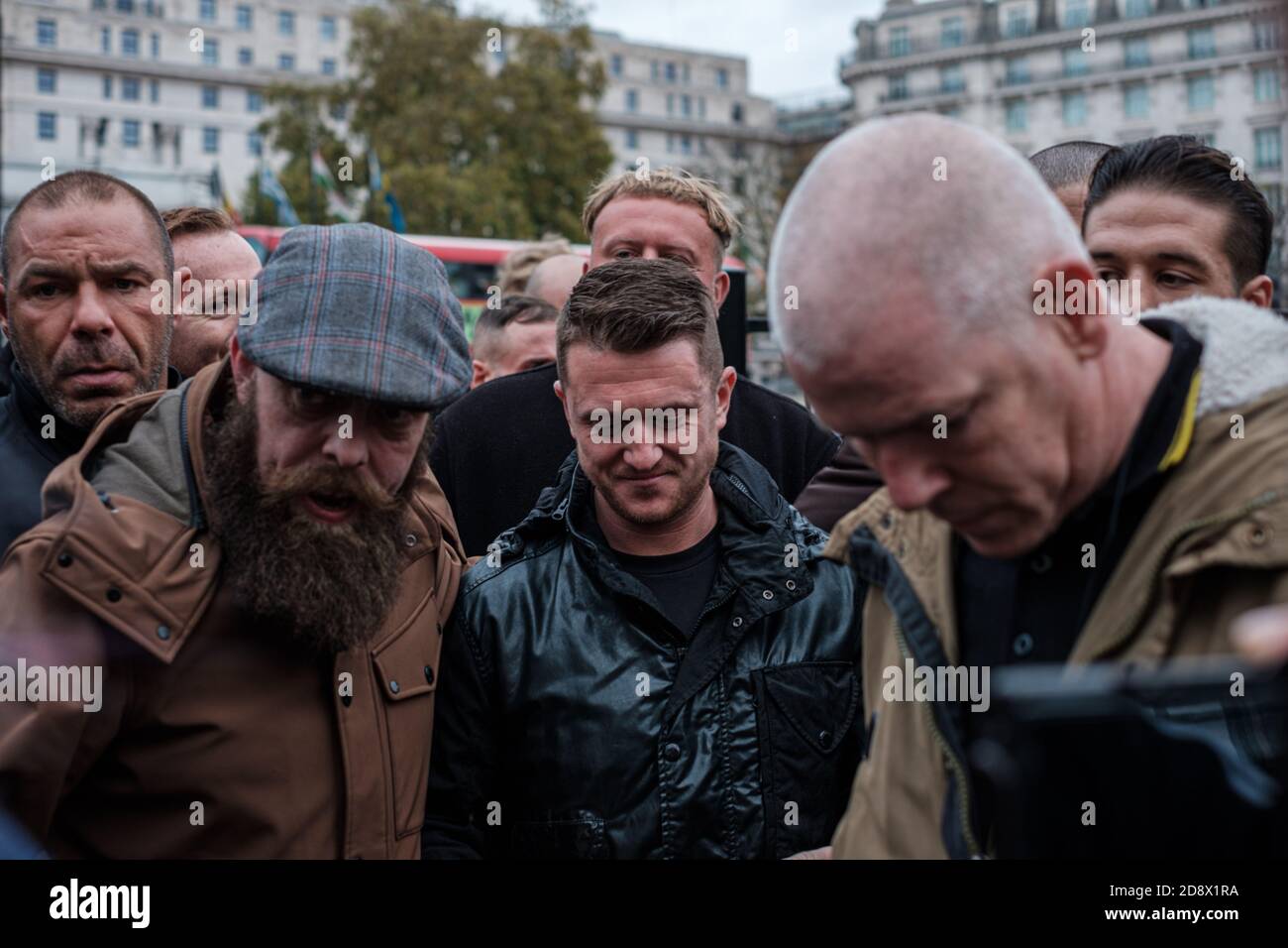 Tommy Robinson apparaît à l'hebdomadaire Speakers Corner à Hyde Park pour parler avec Hatun Tash après qu'elle ait été attaquée le mois dernier par un passant inconnu. Banque D'Images