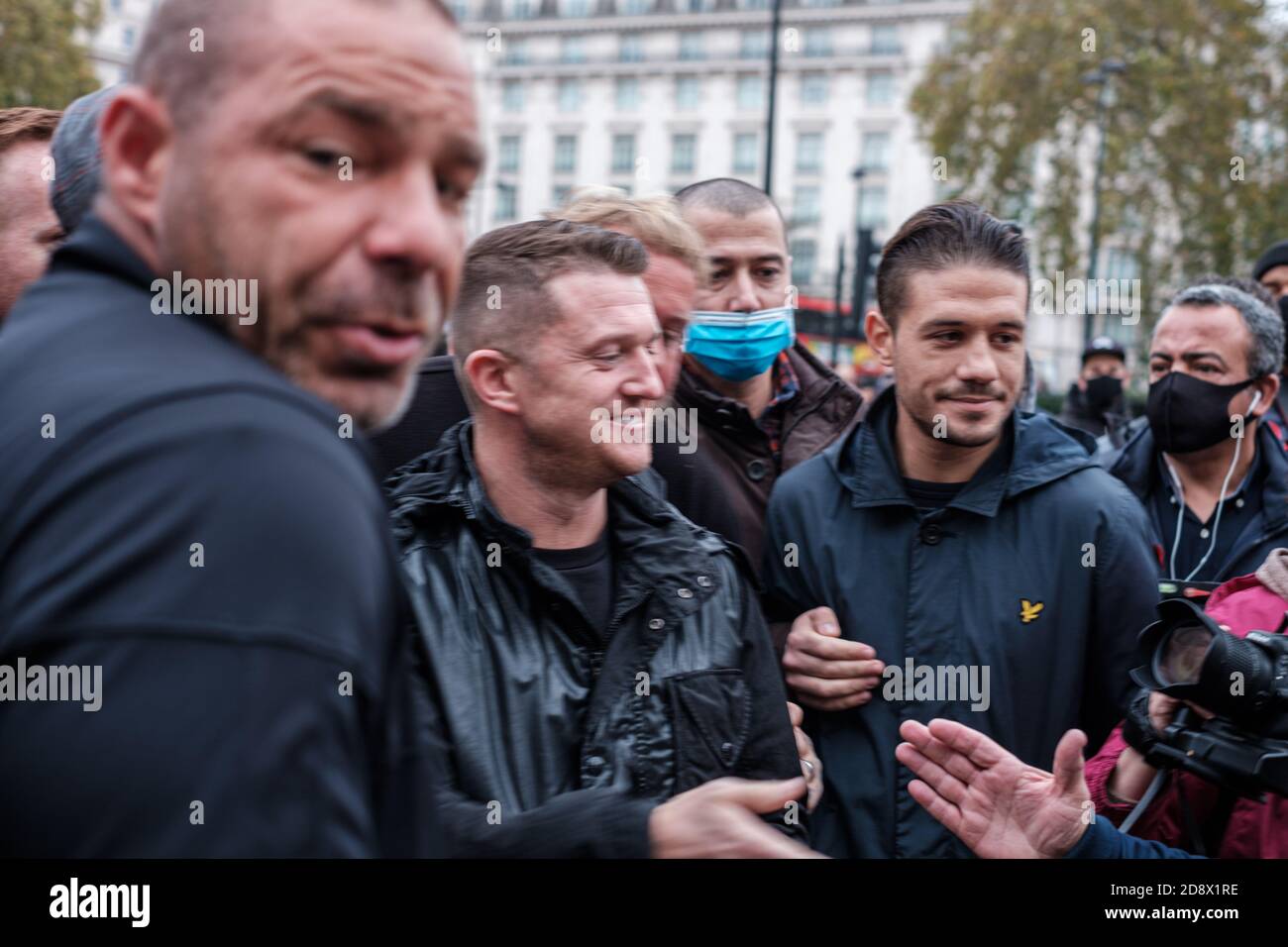 Tommy Robinson apparaît à l'hebdomadaire Speakers Corner à Hyde Park pour parler avec Hatun Tash après qu'elle ait été attaquée le mois dernier par un passant inconnu. Banque D'Images