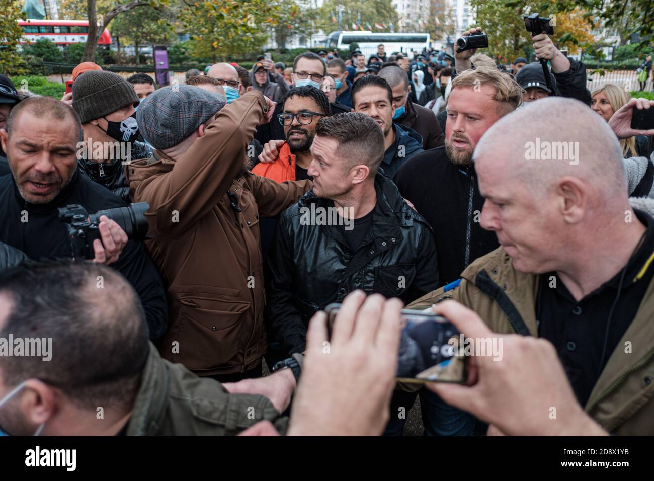 Tommy Robinson apparaît à l'hebdomadaire Speakers Corner à Hyde Park pour parler avec Hatun Tash après qu'elle ait été attaquée le mois dernier par un passant inconnu. Banque D'Images