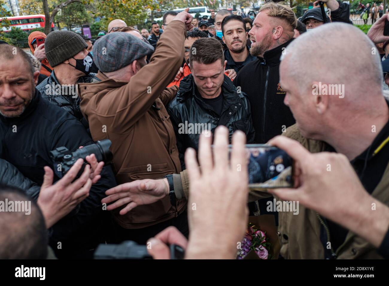 Tommy Robinson apparaît à l'hebdomadaire Speakers Corner à Hyde Park pour parler avec Hatun Tash après qu'elle ait été attaquée le mois dernier par un passant inconnu. Banque D'Images