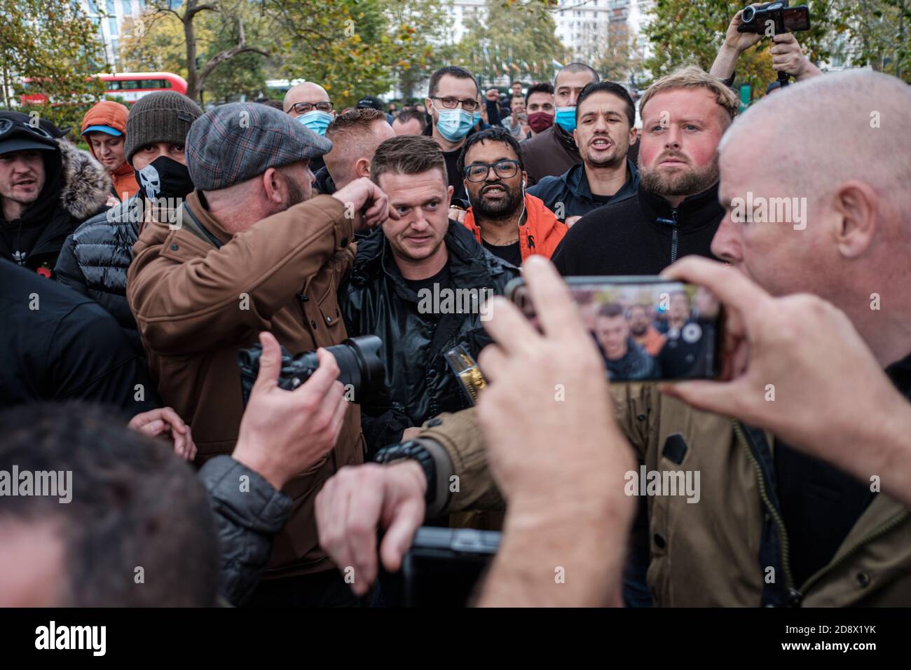 Tommy Robinson apparaît à l'hebdomadaire Speakers Corner à Hyde Park pour parler avec Hatun Tash après qu'elle ait été attaquée le mois dernier par un passant inconnu. Banque D'Images