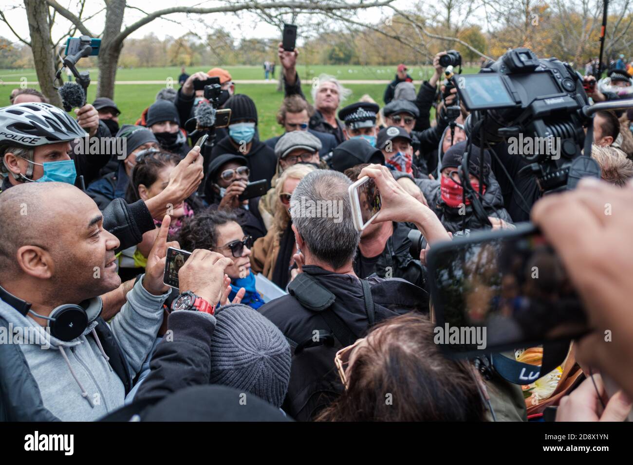 Tommy Robinson apparaît à l'hebdomadaire Speakers Corner à Hyde Park pour parler avec Hatun Tash après qu'elle ait été attaquée le mois dernier par un passant inconnu. Banque D'Images