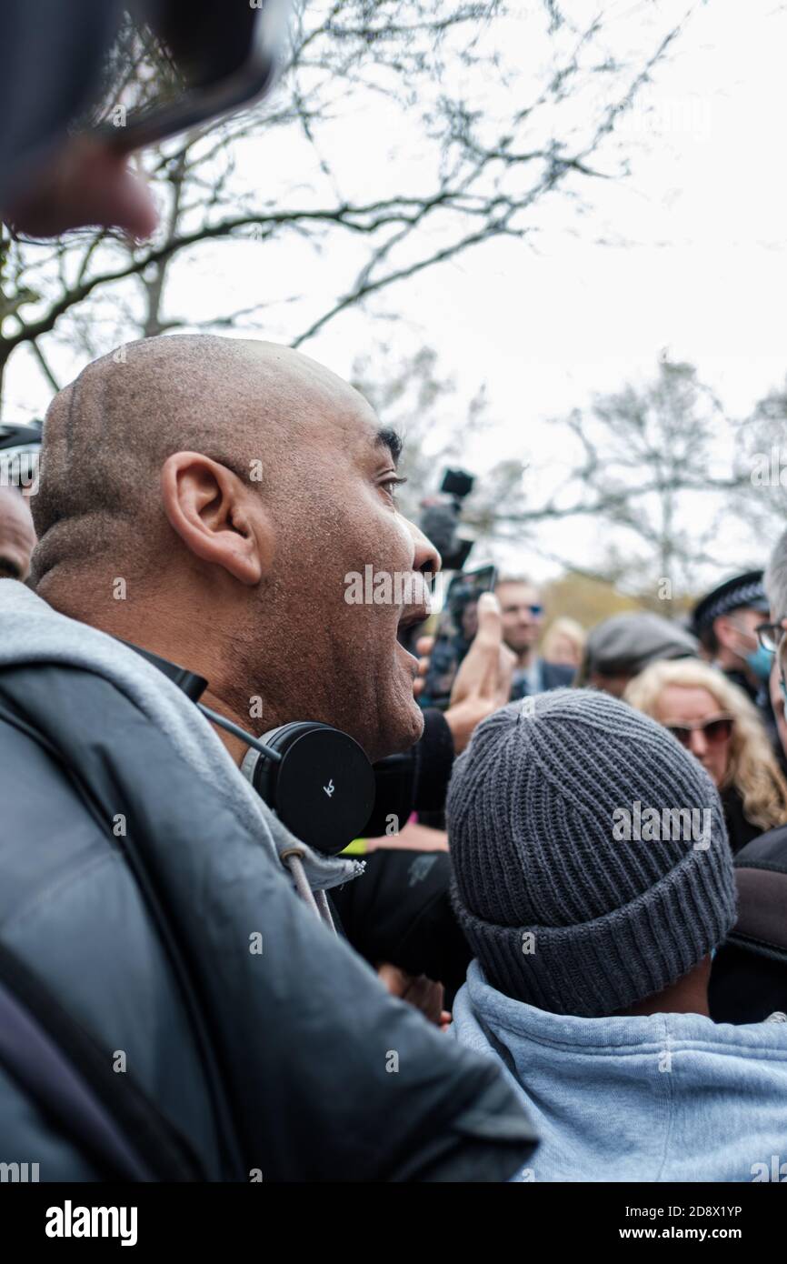 Tommy Robinson apparaît à l'hebdomadaire Speakers Corner à Hyde Park pour parler avec Hatun Tash après qu'elle ait été attaquée le mois dernier par un passant inconnu. Banque D'Images