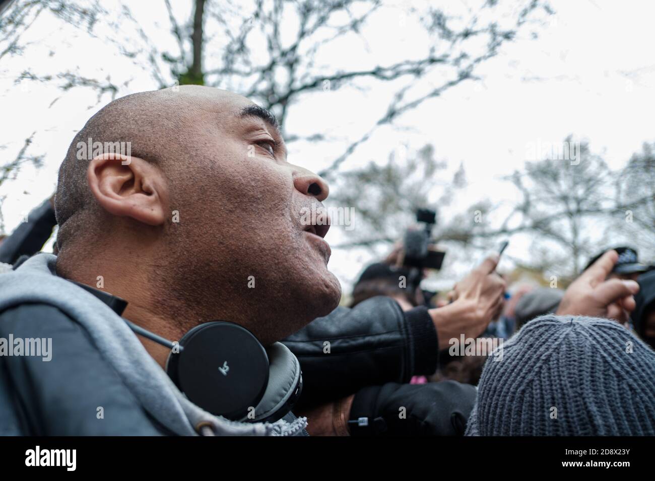 Tommy Robinson apparaît à l'hebdomadaire Speakers Corner à Hyde Park pour parler avec Hatun Tash après qu'elle ait été attaquée le mois dernier par un passant inconnu. Banque D'Images
