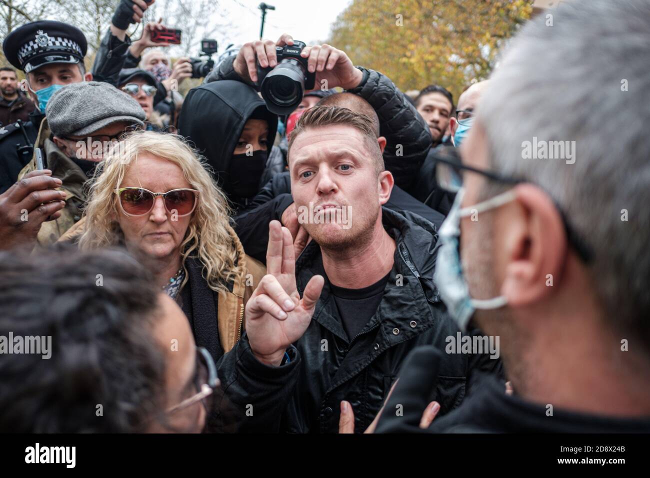 Tommy Robinson apparaît à l'hebdomadaire Speakers Corner à Hyde Park pour parler avec Hatun Tash après qu'elle ait été attaquée le mois dernier par un passant inconnu. Banque D'Images