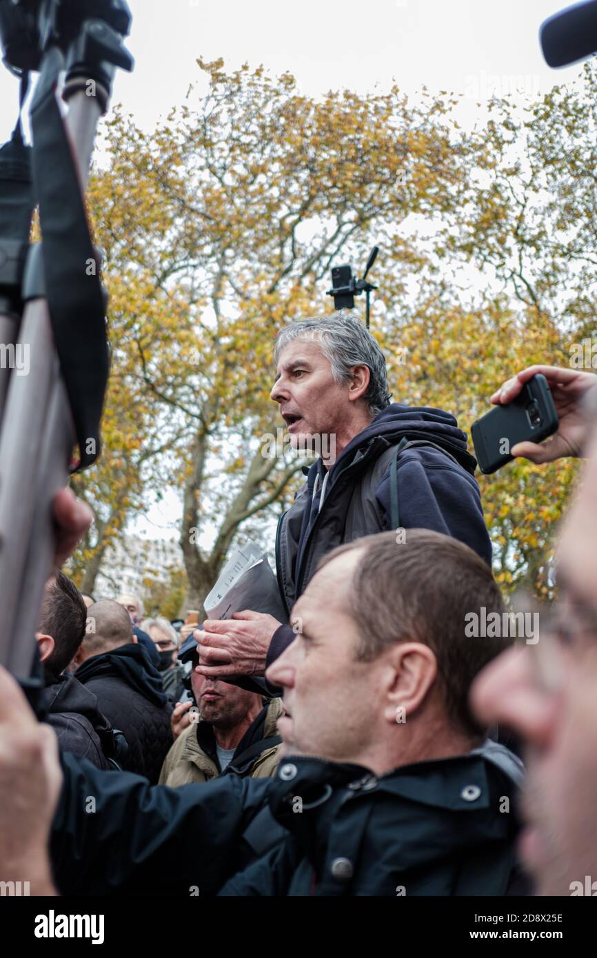 Tommy Robinson apparaît à l'hebdomadaire Speakers Corner à Hyde Park pour parler avec Hatun Tash après qu'elle ait été attaquée le mois dernier par un passant inconnu. Banque D'Images