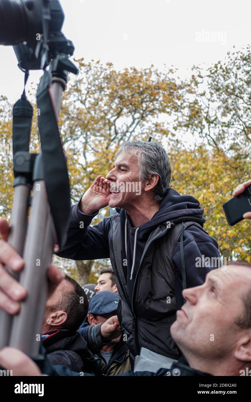 Tommy Robinson apparaît à l'hebdomadaire Speakers Corner à Hyde Park pour parler avec Hatun Tash après qu'elle ait été attaquée le mois dernier par un passant inconnu. Banque D'Images