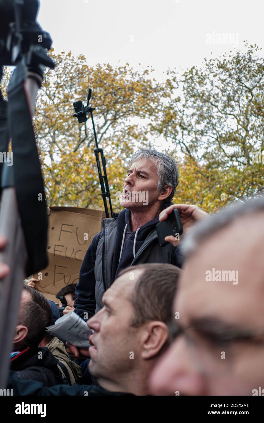 Tommy Robinson apparaît à l'hebdomadaire Speakers Corner à Hyde Park pour parler avec Hatun Tash après qu'elle ait été attaquée le mois dernier par un passant inconnu. Banque D'Images