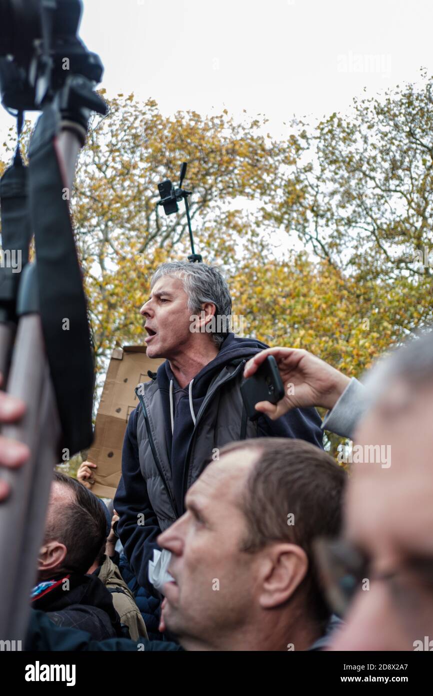 Tommy Robinson apparaît à l'hebdomadaire Speakers Corner à Hyde Park pour parler avec Hatun Tash après qu'elle ait été attaquée le mois dernier par un passant inconnu. Banque D'Images
