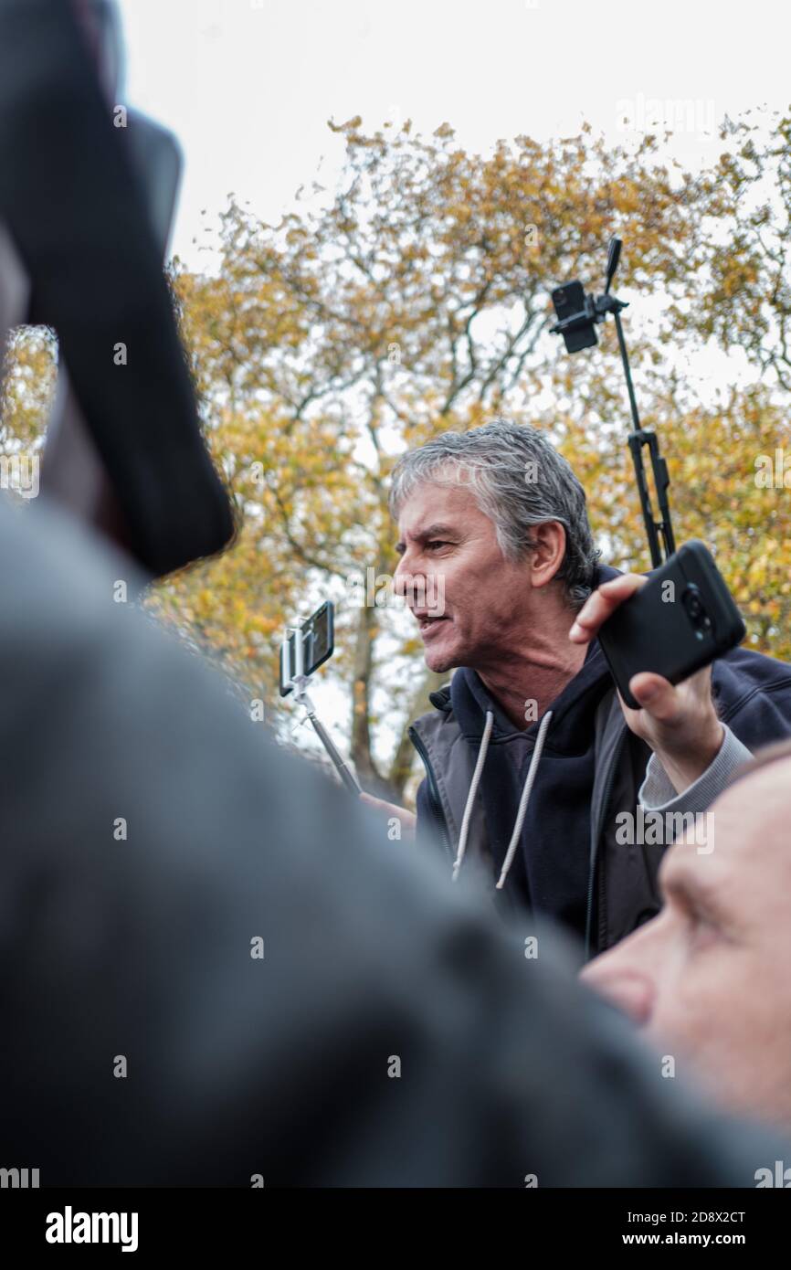 Tommy Robinson apparaît à l'hebdomadaire Speakers Corner à Hyde Park pour parler avec Hatun Tash après qu'elle ait été attaquée le mois dernier par un passant inconnu. Banque D'Images
