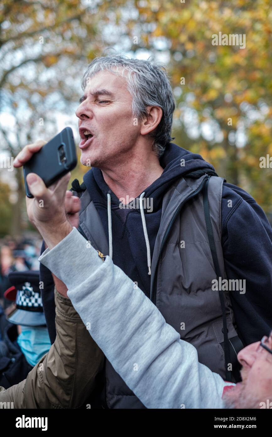 Tommy Robinson apparaît à l'hebdomadaire Speakers Corner à Hyde Park pour parler avec Hatun Tash après qu'elle ait été attaquée le mois dernier par un passant inconnu. Banque D'Images