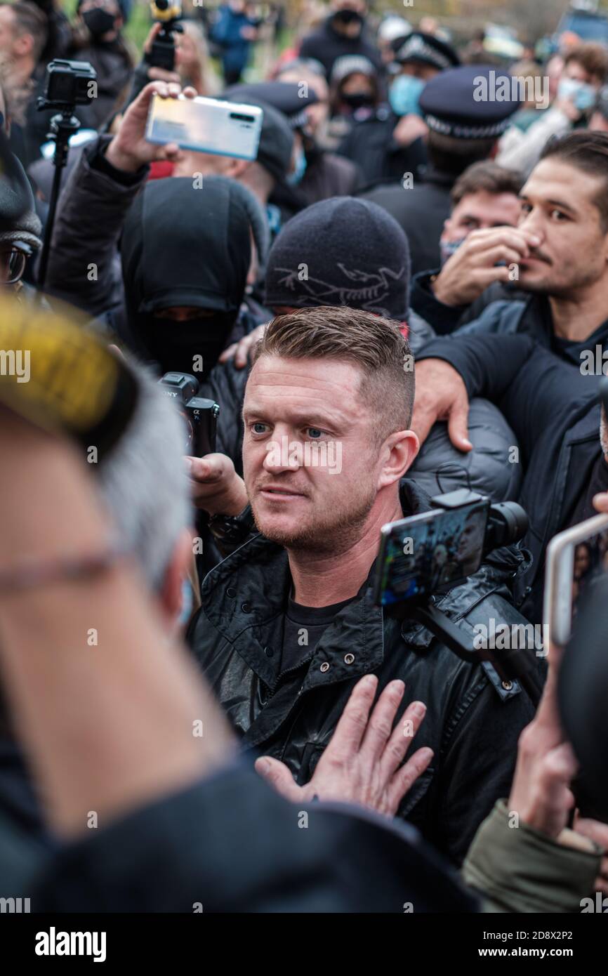 Tommy Robinson apparaît à l'hebdomadaire Speakers Corner à Hyde Park pour parler avec Hatun Tash après qu'elle ait été attaquée le mois dernier par un passant inconnu. Banque D'Images