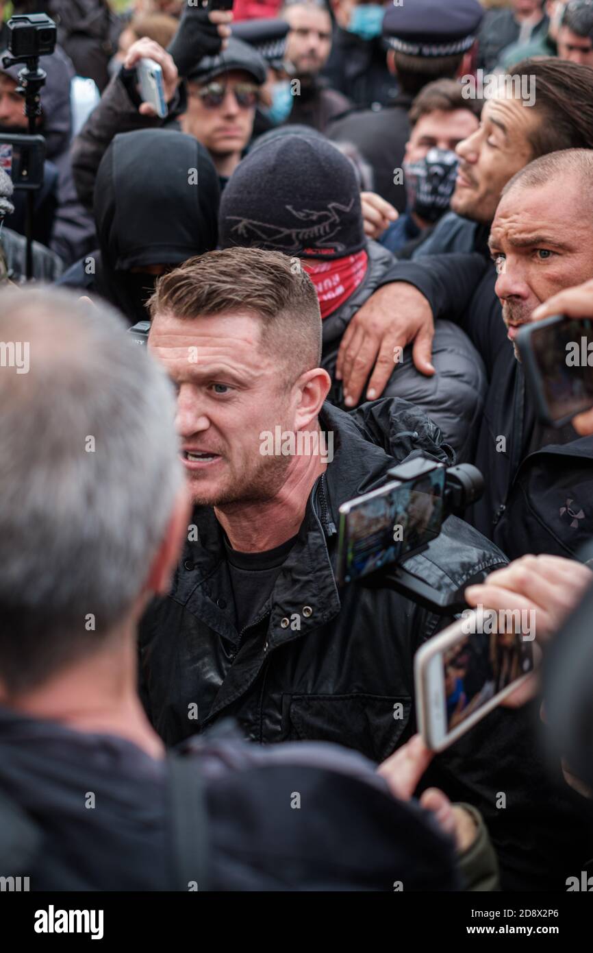 Tommy Robinson apparaît à l'hebdomadaire Speakers Corner à Hyde Park pour parler avec Hatun Tash après qu'elle ait été attaquée le mois dernier par un passant inconnu. Banque D'Images