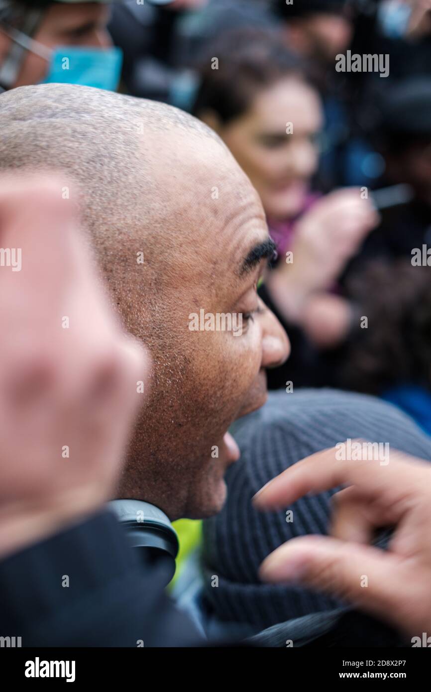 Tommy Robinson apparaît à l'hebdomadaire Speakers Corner à Hyde Park pour parler avec Hatun Tash après qu'elle ait été attaquée le mois dernier par un passant inconnu. Banque D'Images