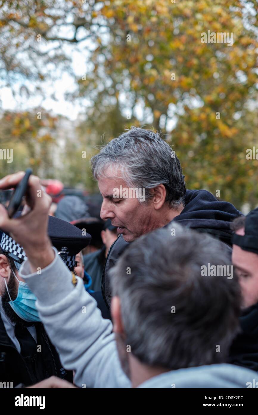 Tommy Robinson apparaît à l'hebdomadaire Speakers Corner à Hyde Park pour parler avec Hatun Tash après qu'elle ait été attaquée le mois dernier par un passant inconnu. Banque D'Images