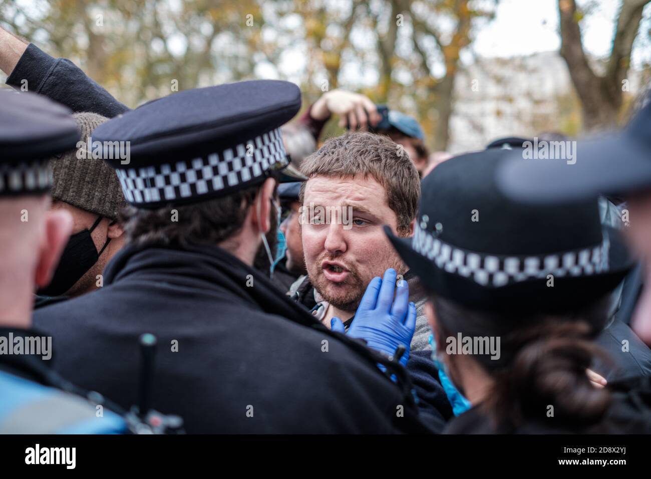 Tommy Robinson apparaît à l'hebdomadaire Speakers Corner à Hyde Park pour parler avec Hatun Tash après qu'elle ait été attaquée le mois dernier par un passant inconnu. Banque D'Images